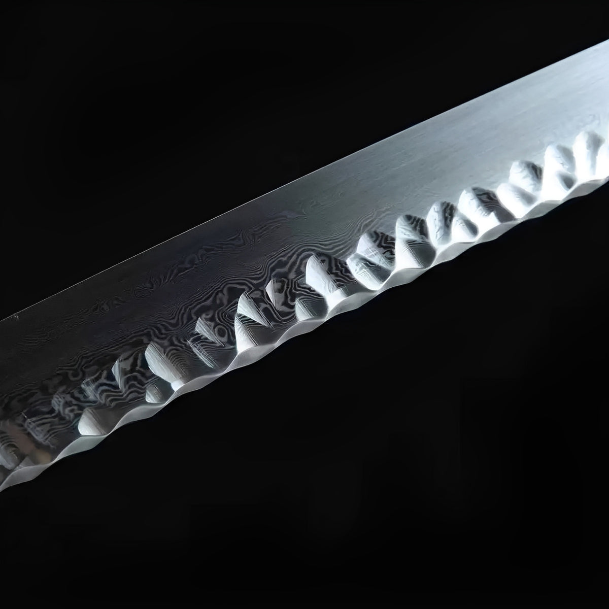 Rounded choji hamon along the polished Hizakura blade
