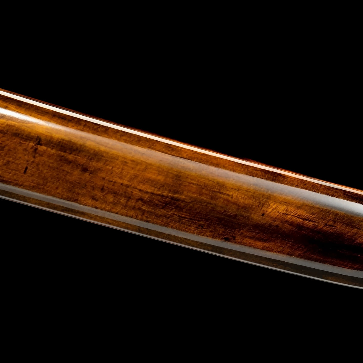 Honey-colored wood grain on the Yamitsuki scabbard