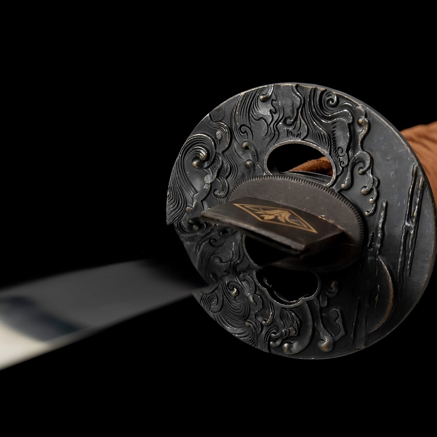 Yamitsuki katana habaki detail showing gold diamond crest with bamboo motif on dark blade
