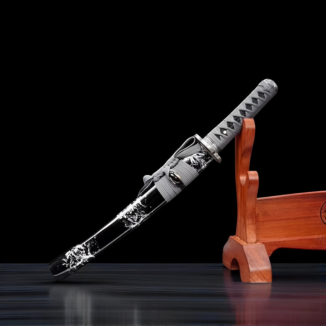 The Byakuen tanto reflects the purity and power of a T10 steel blade
