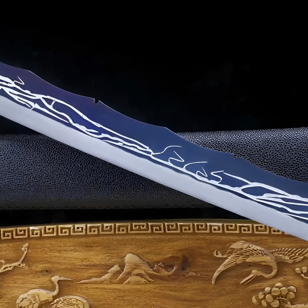 White line decoration on the Raisenga blade beside its dark saya