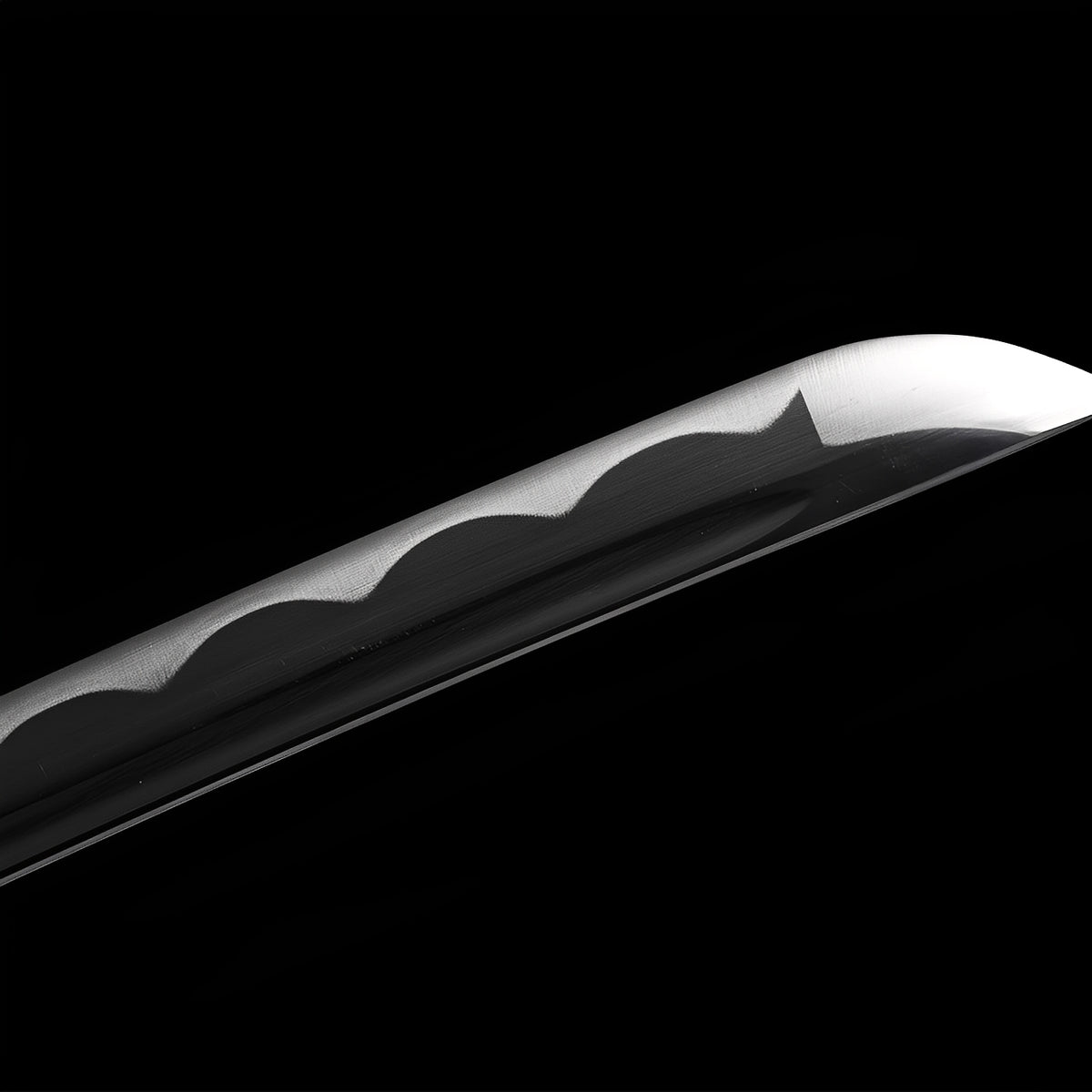Broad decorative wavy line near the Arashi no Kiri blade tip