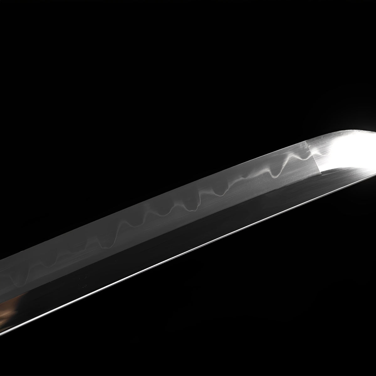 Clay-tempered hamon near the Shizukesa blade tip