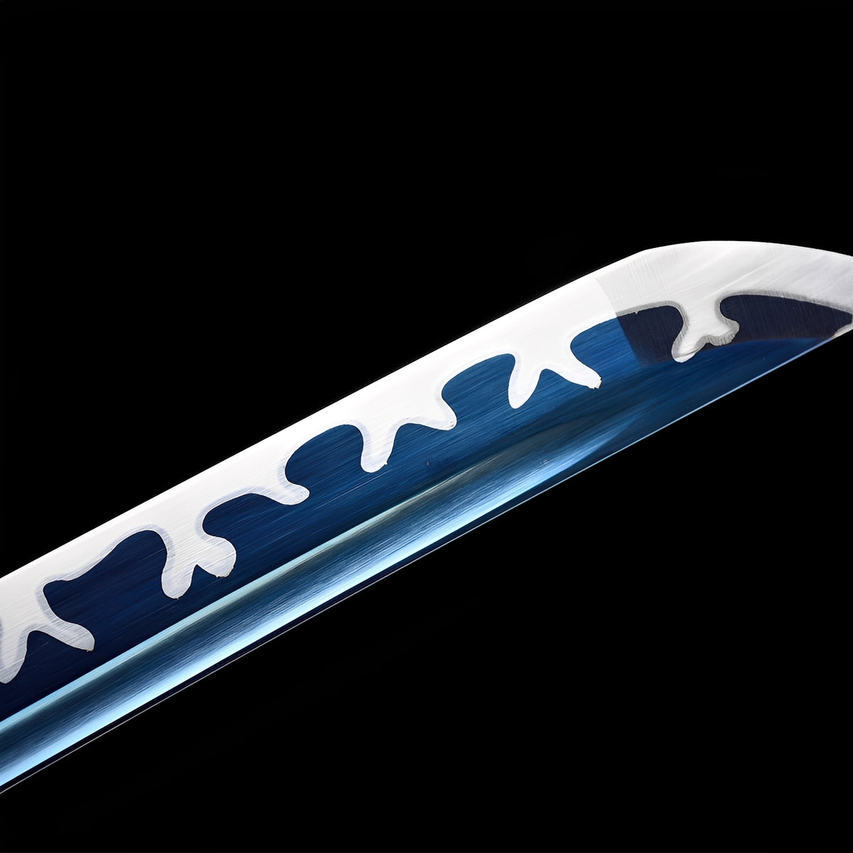White drip-shaped decoration near the tip of the Shirakawa blade